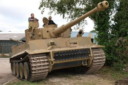 三辆97式坦克pk德军的一辆虎式坦克,下场就是被轰回零件状态