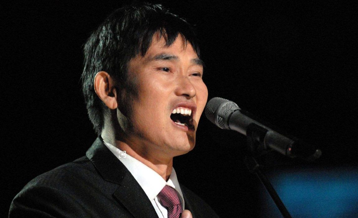 踹门风波后,大衣哥家门口变"观光景点",老年旅游团前往参观