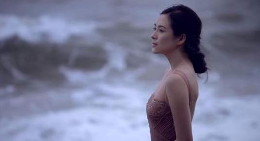 章子怡海滩照曝光当镜头移到全身后看到毫无修饰的腿太真实