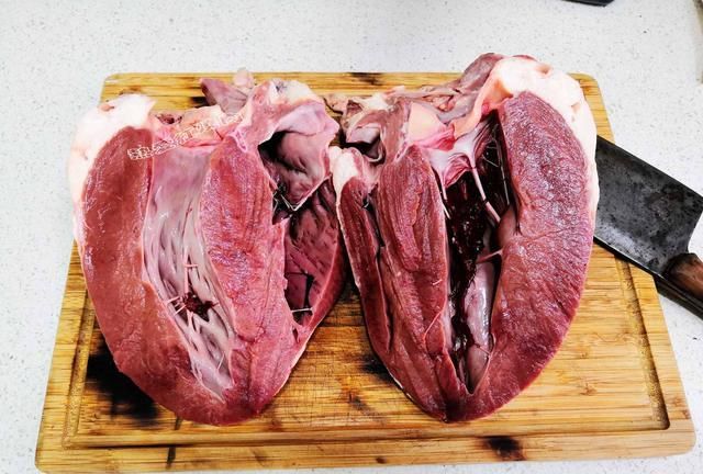 2把牛心一剖两半,先把里面的淤血清理干净.