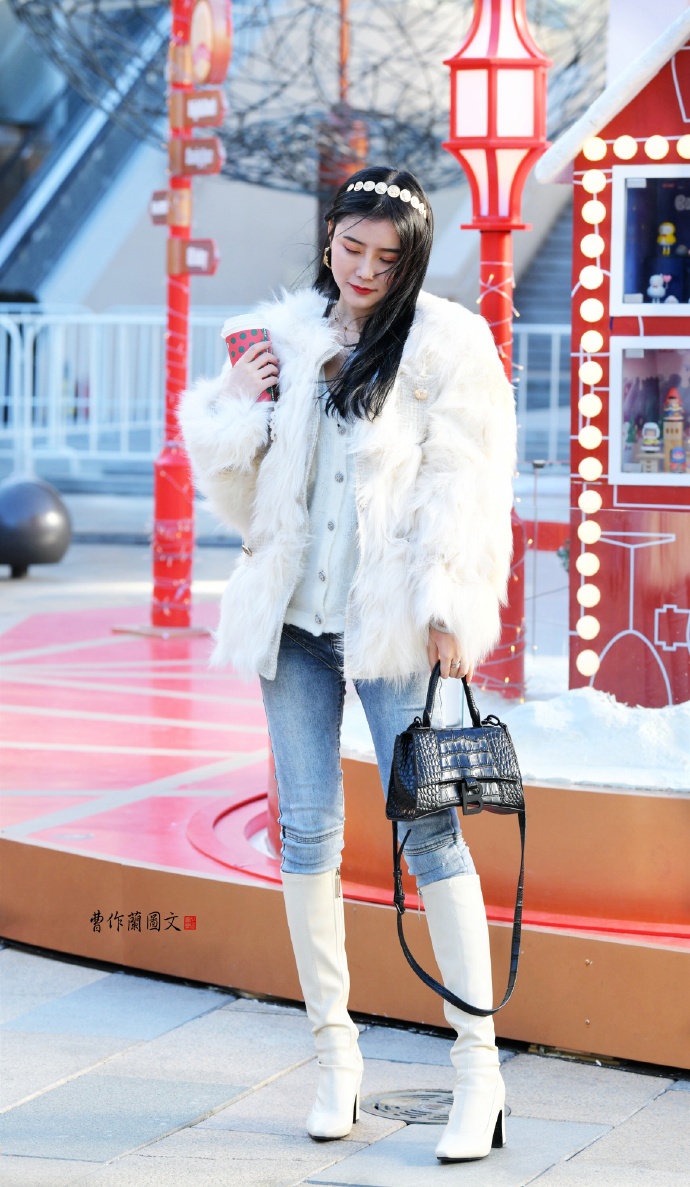 街拍:白色高筒靴美女,清爽,干净,有气质