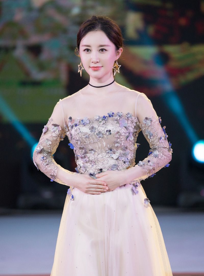 有种"优雅的性感"叫舒畅,短发配透明长裙,秀事业线美艳撩人