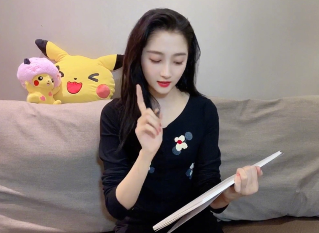 有一种"眼红"叫关晓彤,用手比划v字后,终于相信鹿晗的审美了