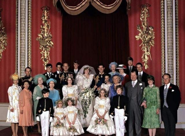 戴安娜穿婚纱对花童玩摸头杀