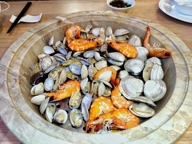 在石锅中蒸完桑拿的海鲜好吃到哭,99%的吃货拒绝不了
