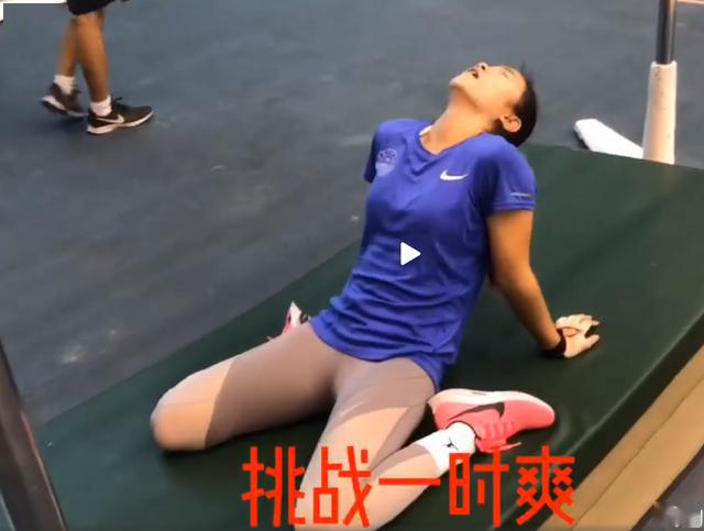 23岁女飞人梁小静狂拉22个引体向上 谢震业旁边露出赞许微笑