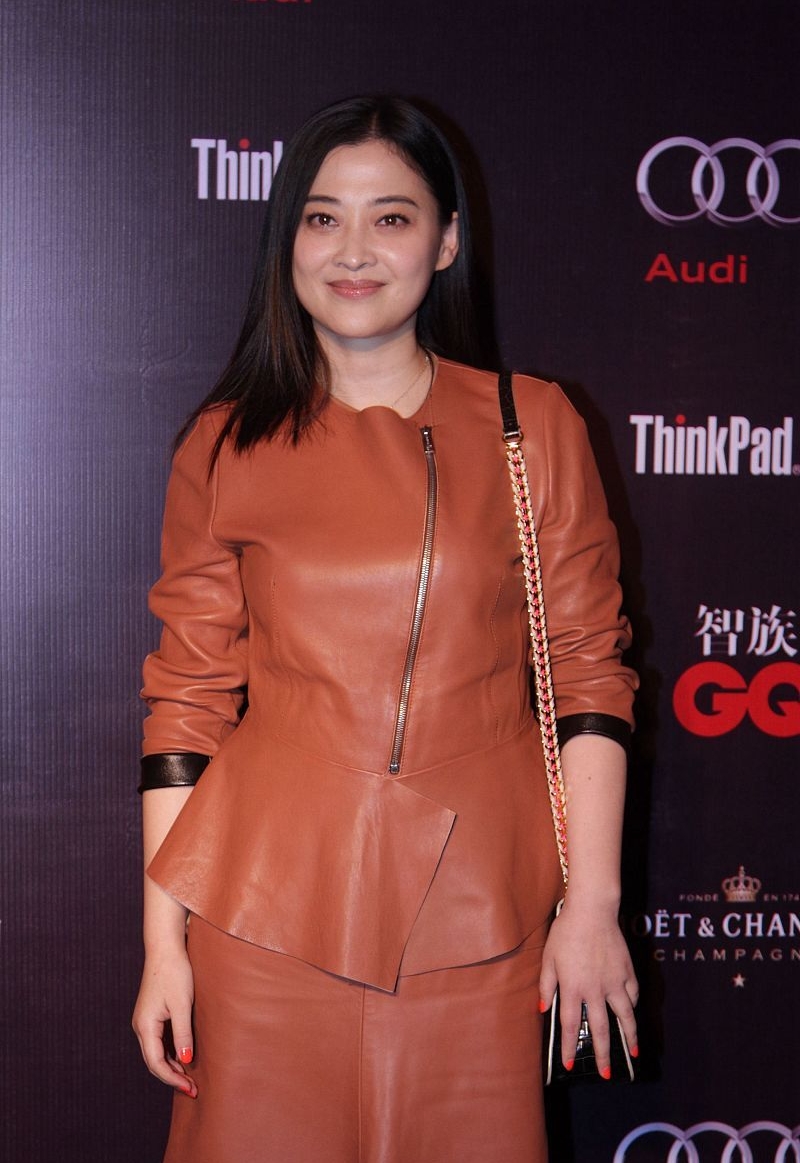 皮裙对于身材的要求实在太高了,但是梅婷似乎又胖了,脸部看着十分圆润