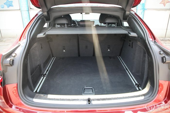 宝马x4后备箱有着较为规整的设计,较长的纵深以及平整度赋予了更大的