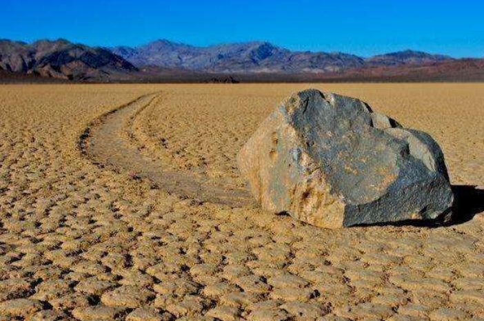 神秘沙漠里的石头能自己走难道是块假石头科学家至今无法解释