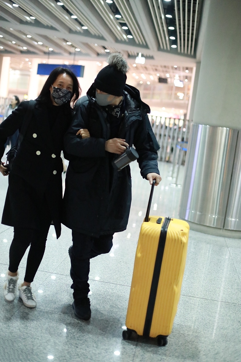 朱丹周一围低调走机场,黑色情侣装很有夫妻相,亲密挽手越发恩爱