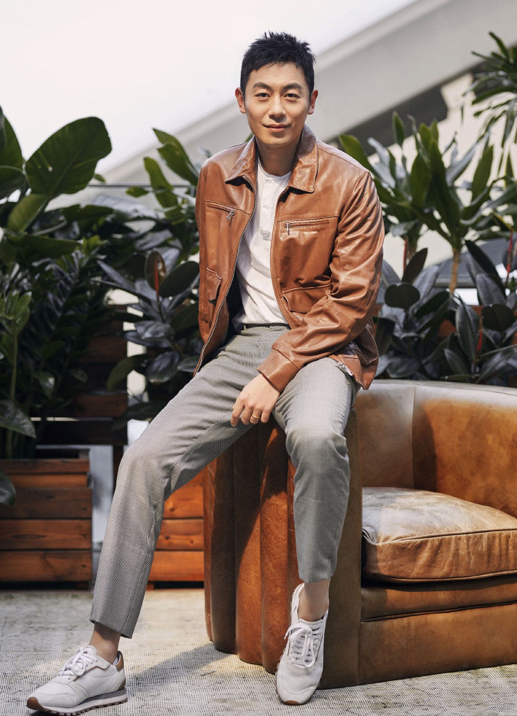 综艺中一声"宝贝"酥化网友,今穿高领衫配黑色皮衣,利落帅气