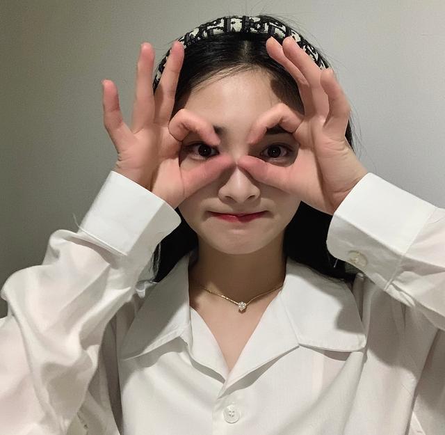 周洁琼身穿白色衬衣晒自拍,搞怪的动作表情丰富,可爱极了!