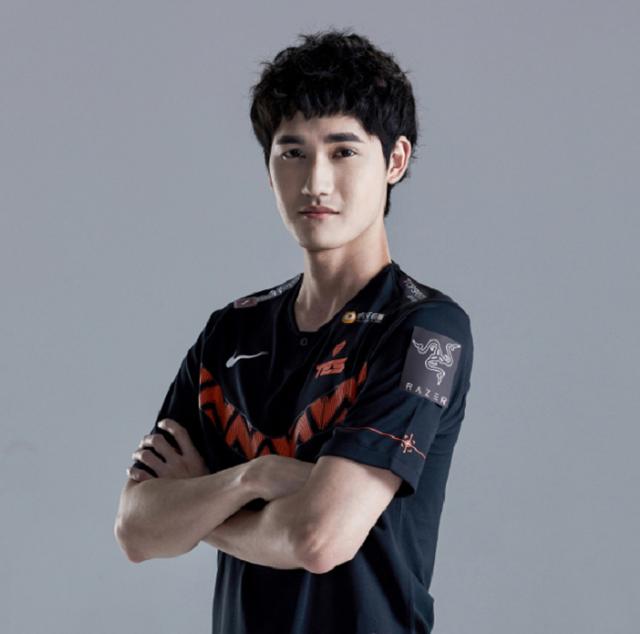 卡萨和中单k皇,都没有打出效果,新人ad更是难以担起重担,所以tes接连