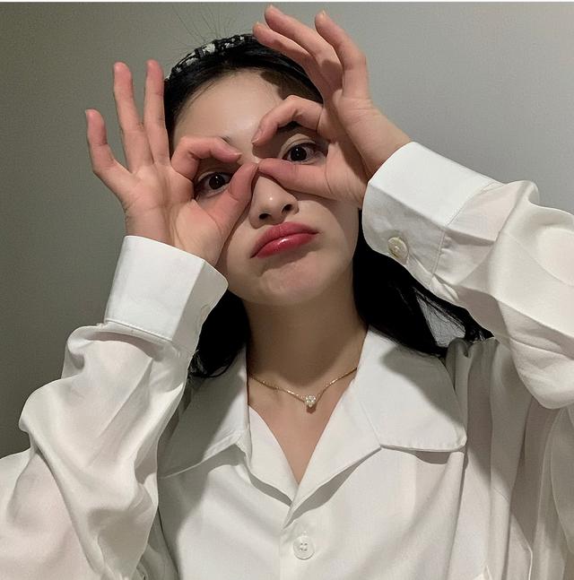 周洁琼身穿白色衬衣晒自拍,搞怪的动作表情丰富,可爱极了!