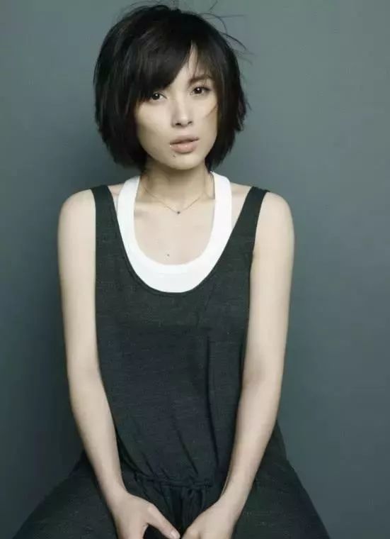 靳东老婆李佳近照曝光,丸子头简单清爽侧颜美翻了