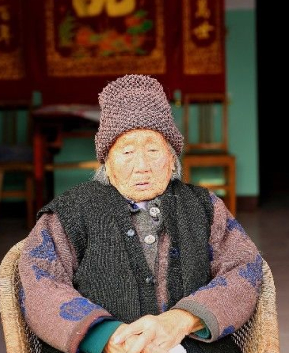 103岁老太太每天梳头洗脸各需要十分钟,一样东西不碰,身体硬朗|老太太