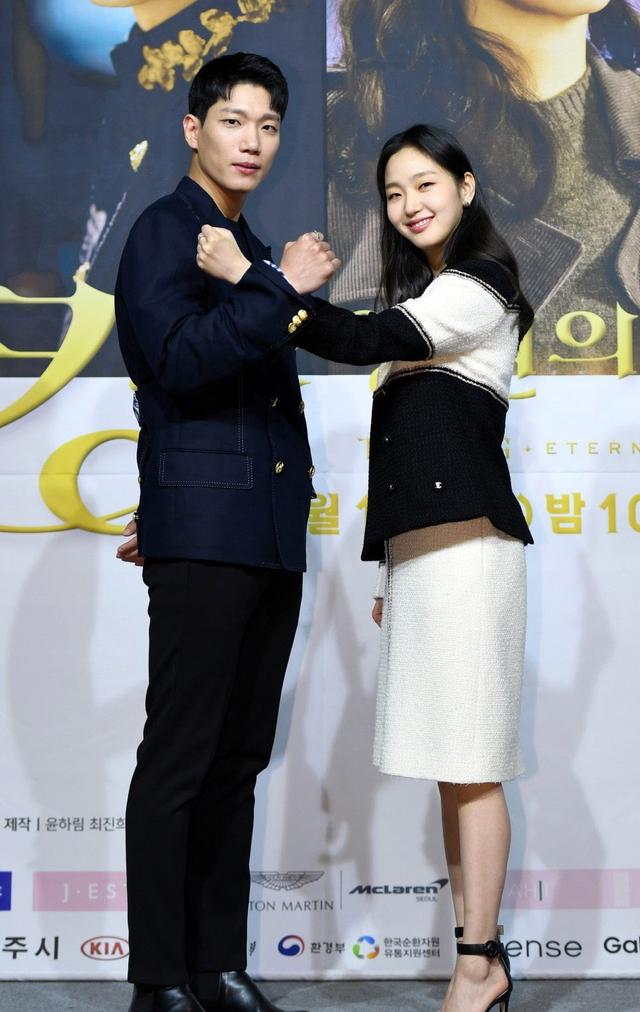 金高银同框李敏镐穿撞色粗呢套装裙配高跟鞋尽显知性优雅