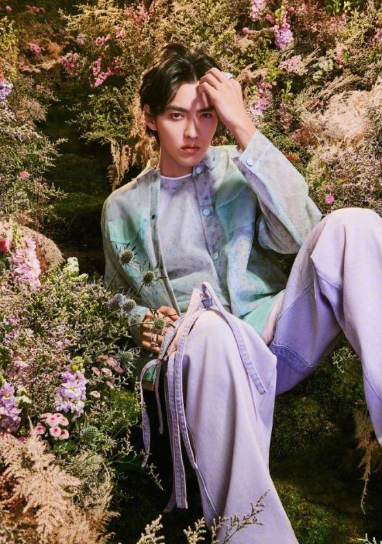 蔡徐坤长得太奶了!穿紫色毛衣怀里抱着小奶猫,乖巧的样子太可爱