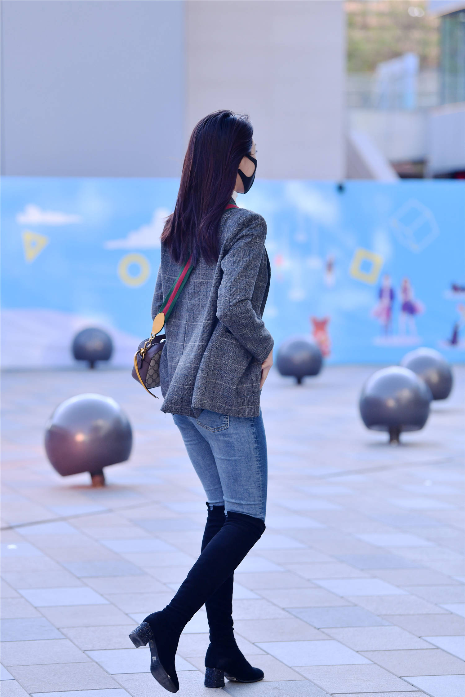 春天有层次的搭配,紧身牛仔搭配长靴,保暖时尚显气质