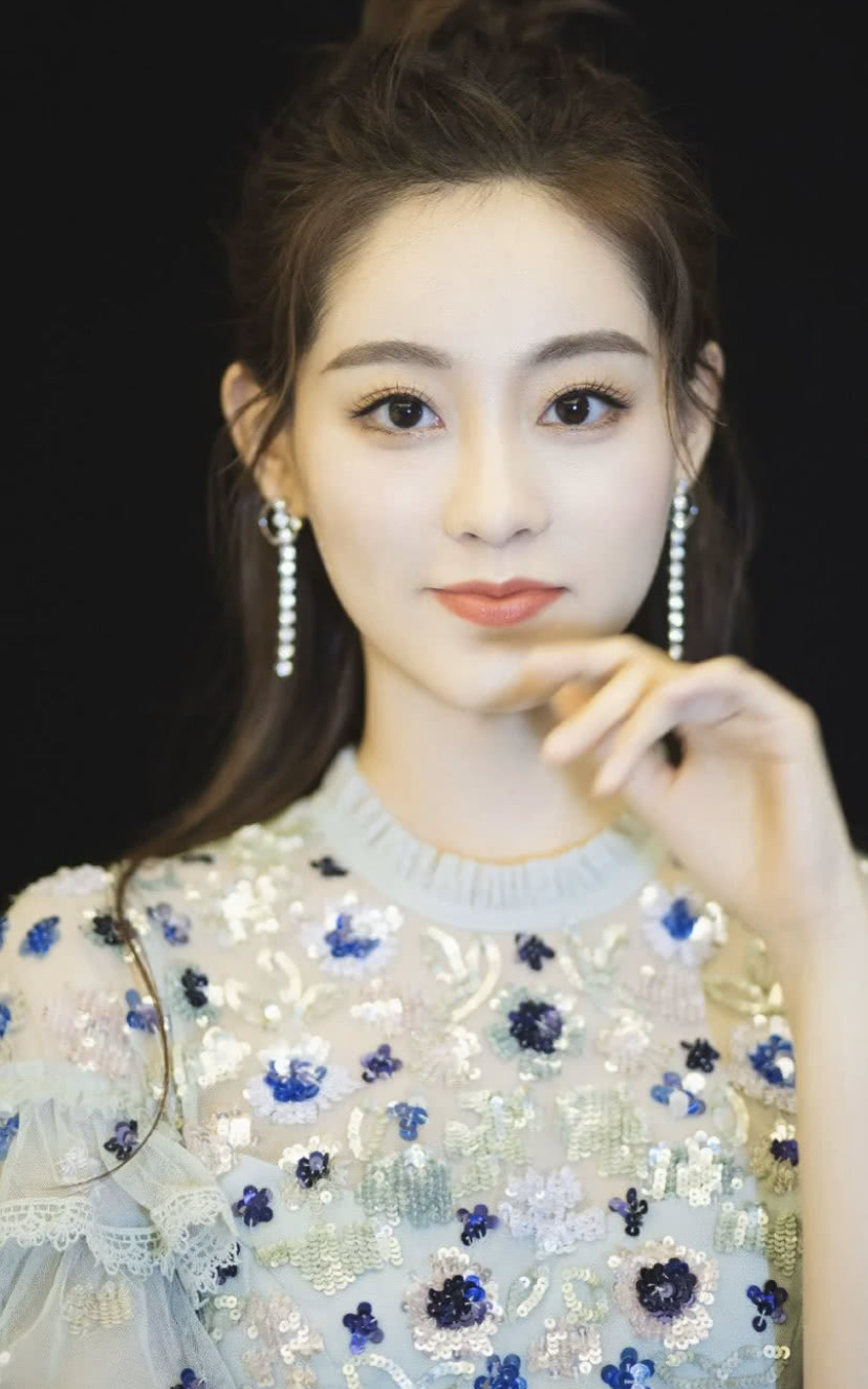 杨幂的眼光真好旗下的艺人祝绪丹气质非凡微微一笑太迷人