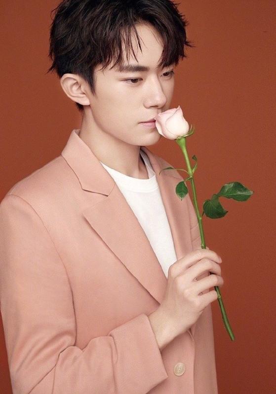 蔡徐坤长得太奶了!穿紫色毛衣怀里抱着小奶猫,乖巧的样子太可爱