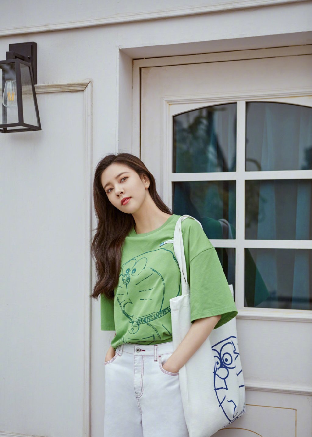 她在韩国当练习生3年都没红,今穿叮当猫复古印花裙,清爽甜美