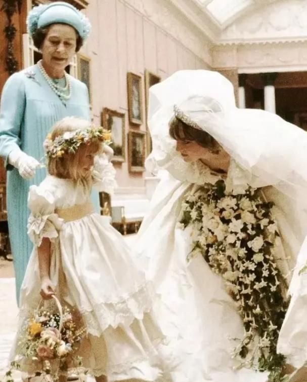 戴安娜穿婚纱对花童玩摸头杀