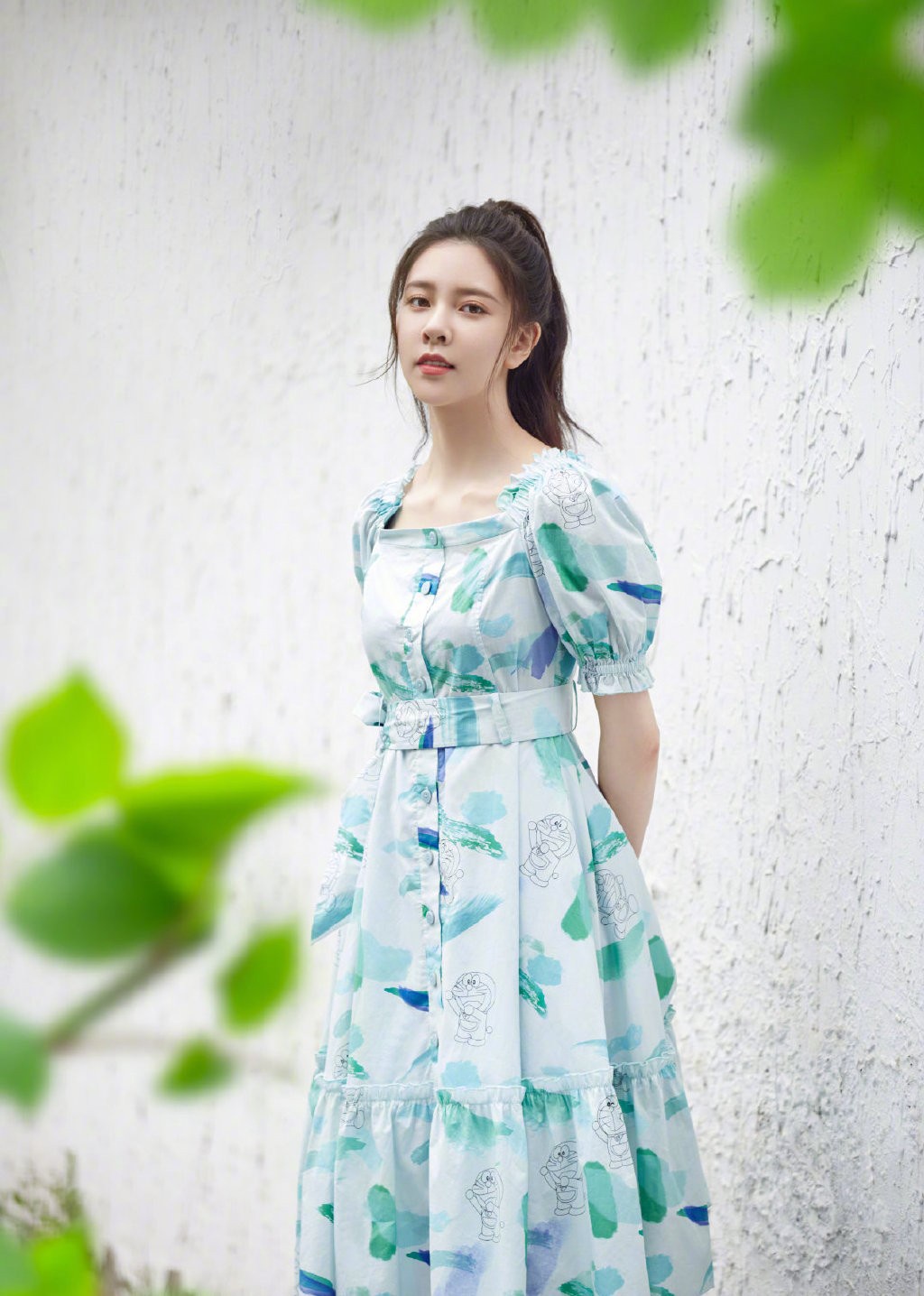 她在韩国当练习生3年都没红,今穿叮当猫复古印花裙,清爽甜美