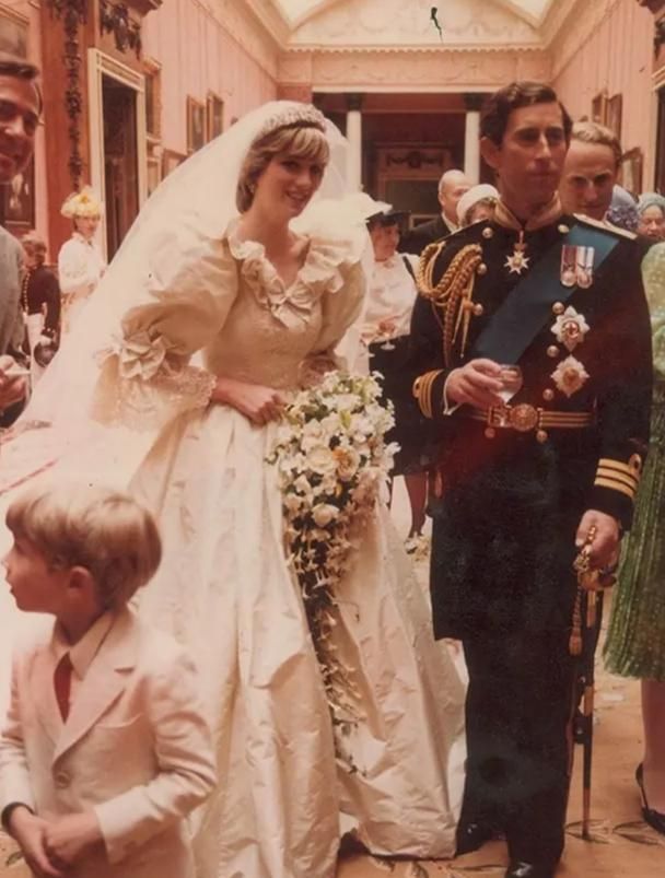 戴安娜穿婚纱对花童玩摸头杀