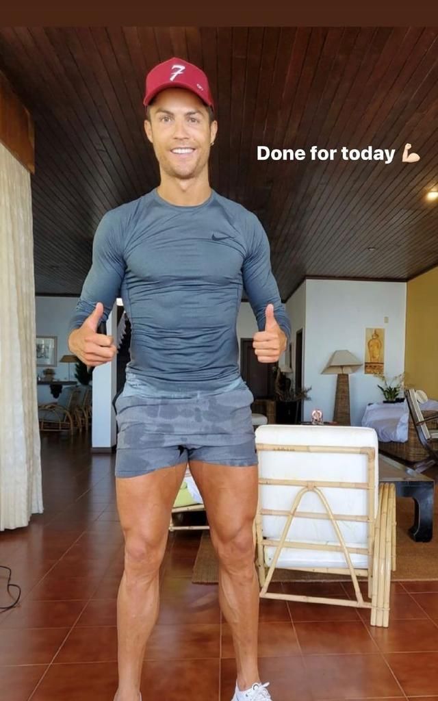 c罗妈妈亲吻大孙子,迷你罗抱奶奶暖心 c罗挥汗如雨竖大拇指点赞