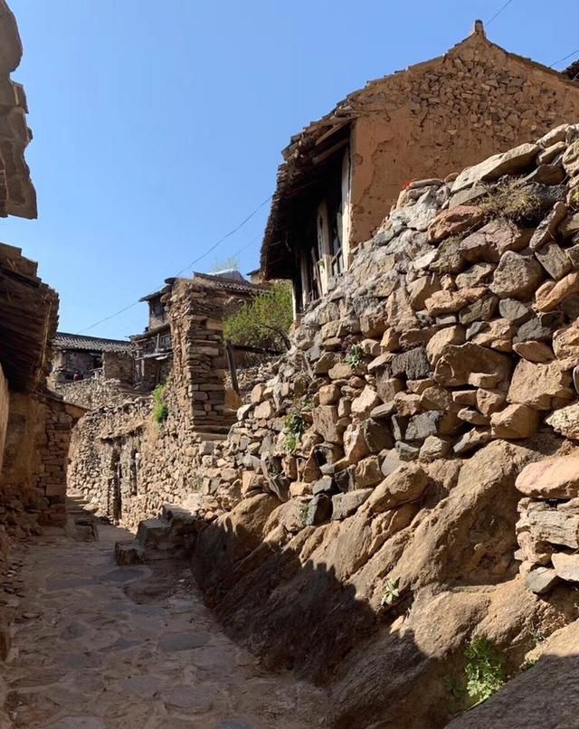 被神化的中国历史文化名村大汖村,人烟稀少,房屋十室九破
