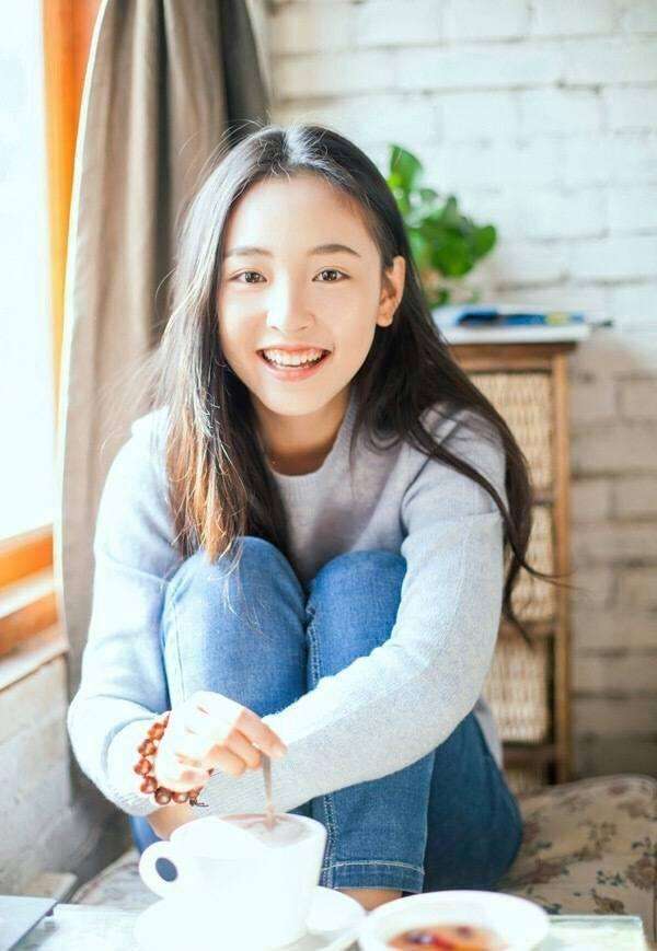 扎丸子头穿牛仔衬衫清新灵动28岁的吴倩不仅仅是美丽