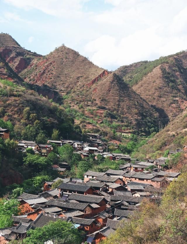云南大理古村落,民宿多是混砖土坯房,阳春四月美若仙境