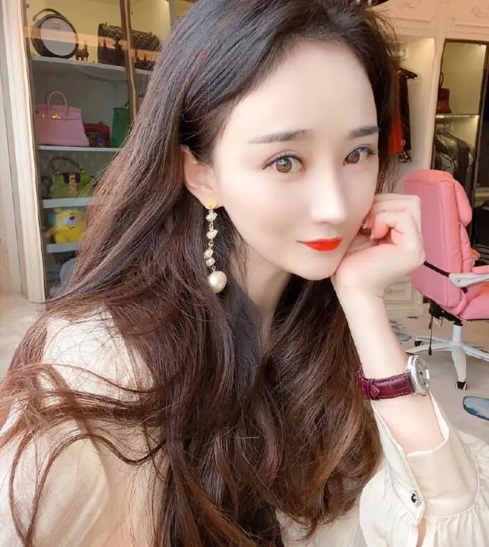 "青蛙哥"豪刷10万秒榜,沈曼800万签约华星,网友表示她不值