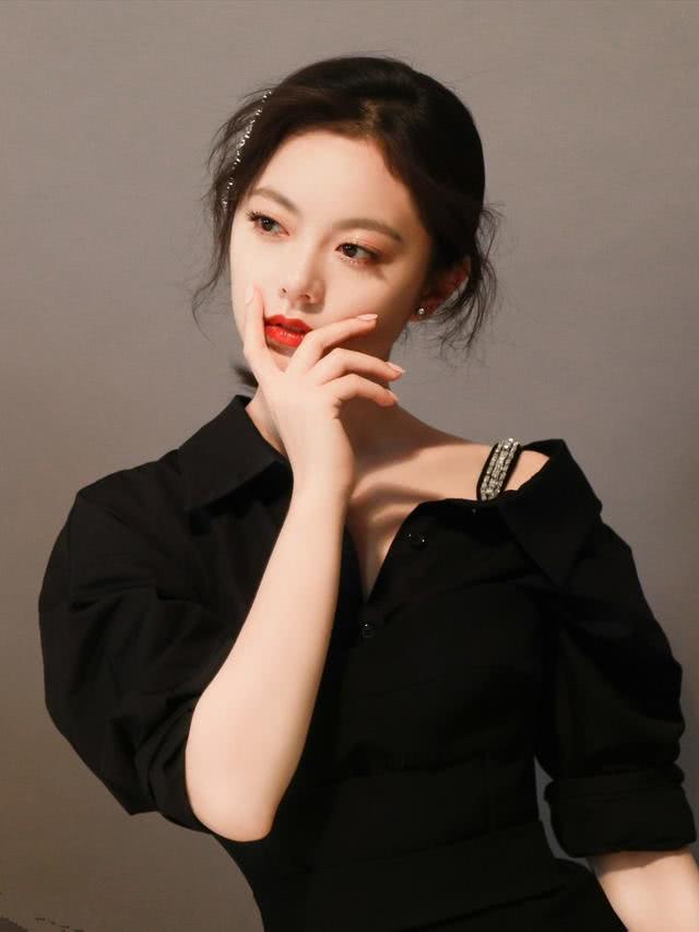 赵今麦果然适合浓妆!大红唇配黑色衬衫裙,17岁走熟女风a炸了