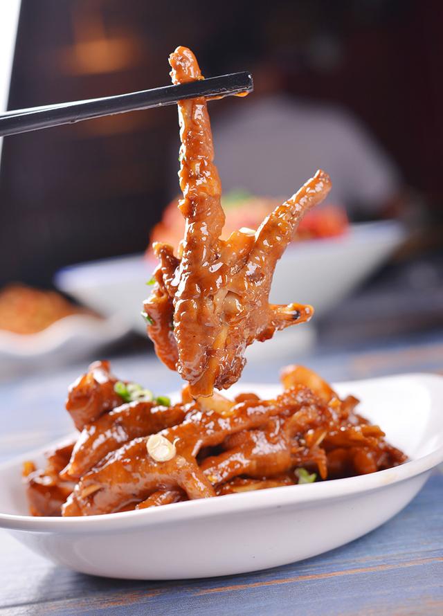 平鸡爪就可以,再加姜片,料酒,豆豉酱,酱油和白糖拌匀中小火煮约15分钟