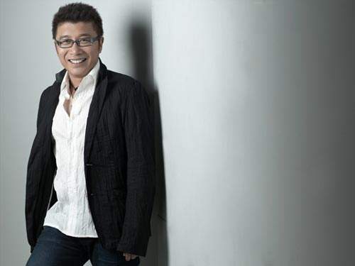 当年一首歌赚下2亿,成名时与刘德华抗衡,后遭打脸做起了老师!