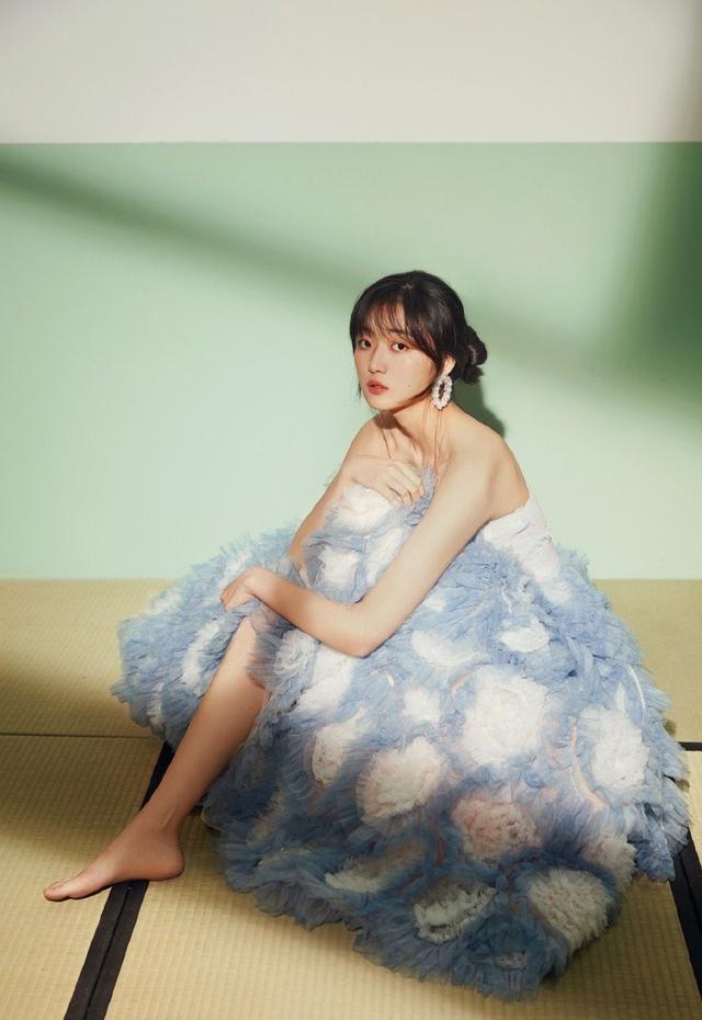 23岁孙千真厉害,穿裸粉色夹克配阔腿裤,气场一点不输倪妮