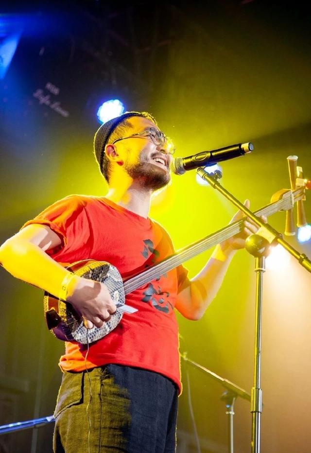 了民间音乐更多的可能性,而百鸟朝凤电影里唢呐的原声演奏者陈力宝,也