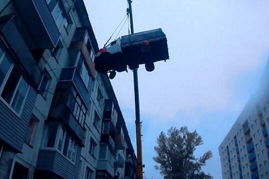 国外清晨一辆吊车把一辆货车吊在半空中,得知原因后让人称赞不已
