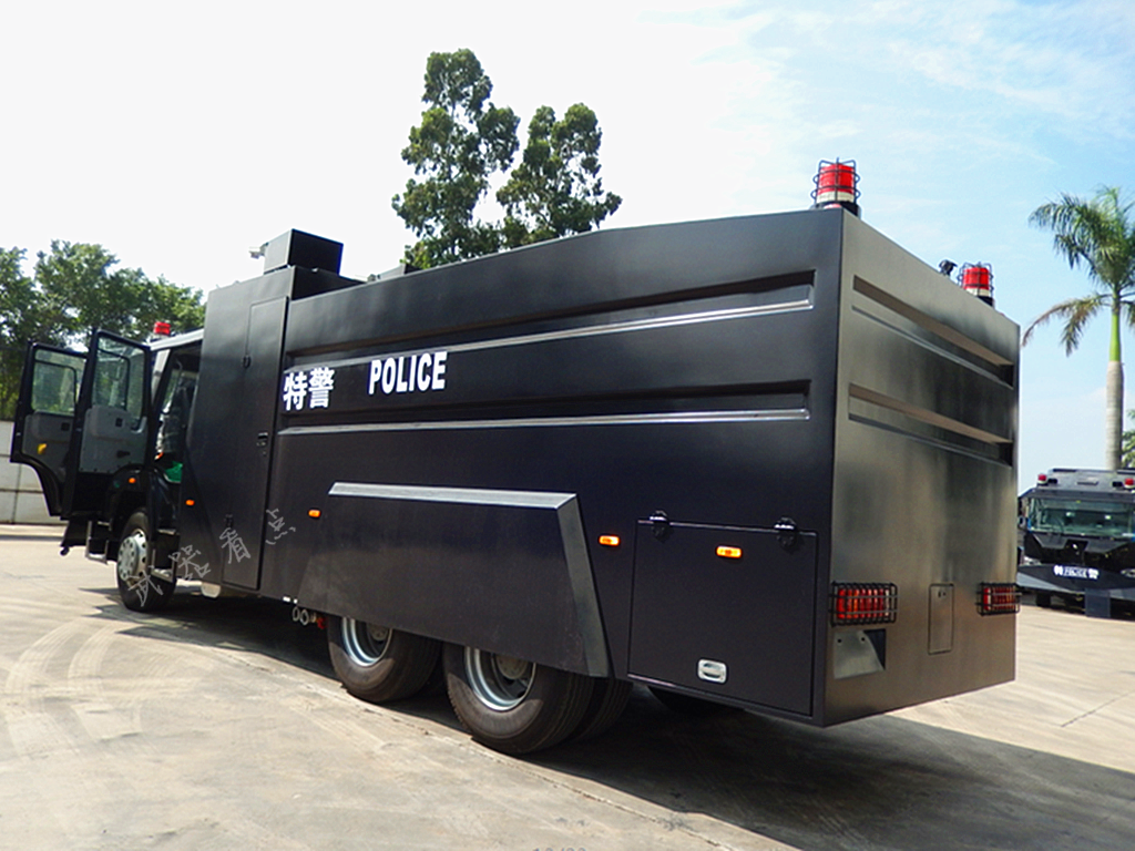 军事丨国产新一代警用水炮车车身全密闭装备液压清障铲