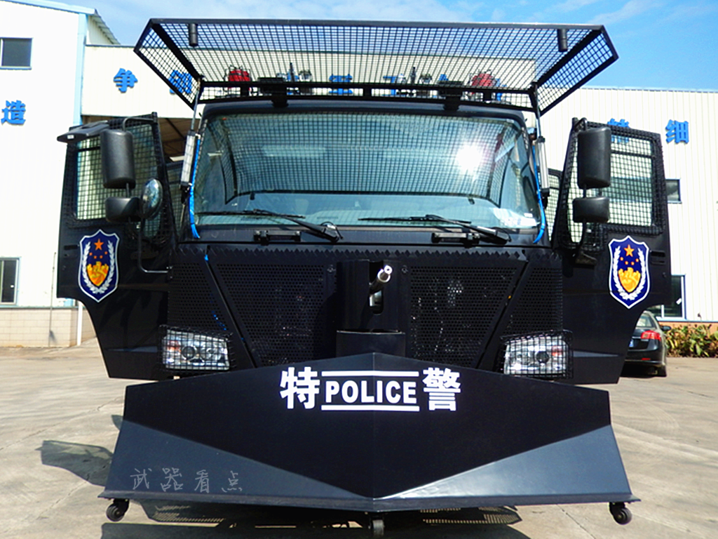 军事丨国产新一代警用水炮车,车身全密闭,装备液压清障铲