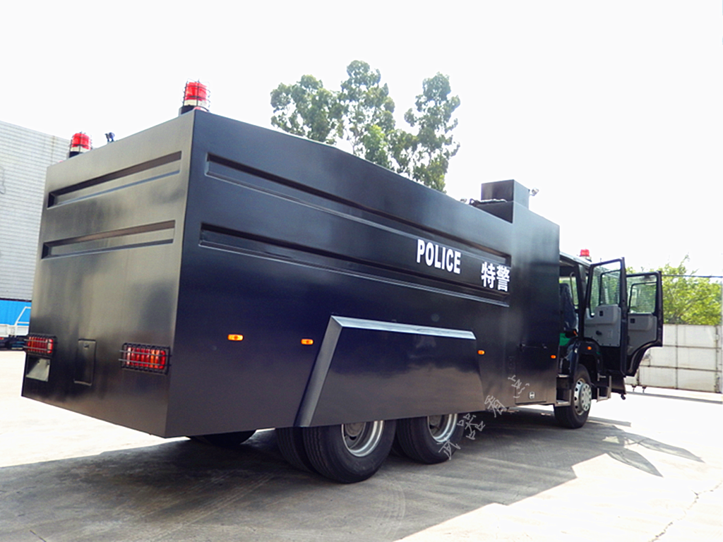 军事丨国产新一代警用水炮车车身全密闭装备液压清障铲