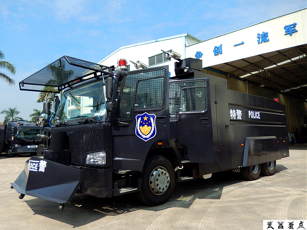 军事丨国产新一代警用水炮车,车身全密闭,装备液压清障铲
