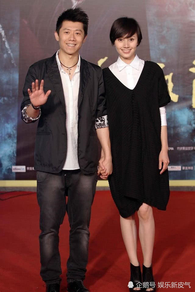 夏雨和袁泉牵手亮相,妻子嫌领口低穿白衬衫打底,效果却意外惊艳