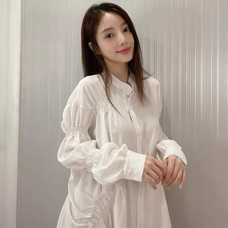 李小璐真成网红了,穿白色衬衫连衣裙卖力拍照,意外时髦减龄