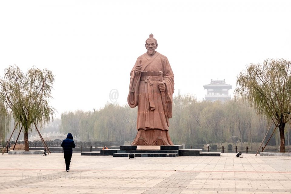 9米142吨重天然红砂岩毛遂像