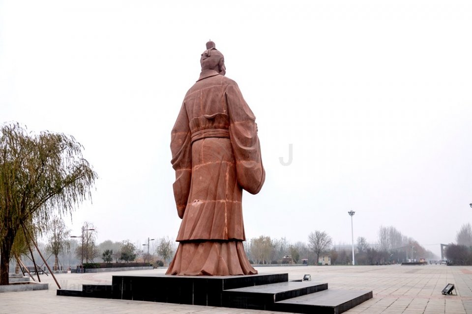 9米142吨重天然红砂岩毛遂像