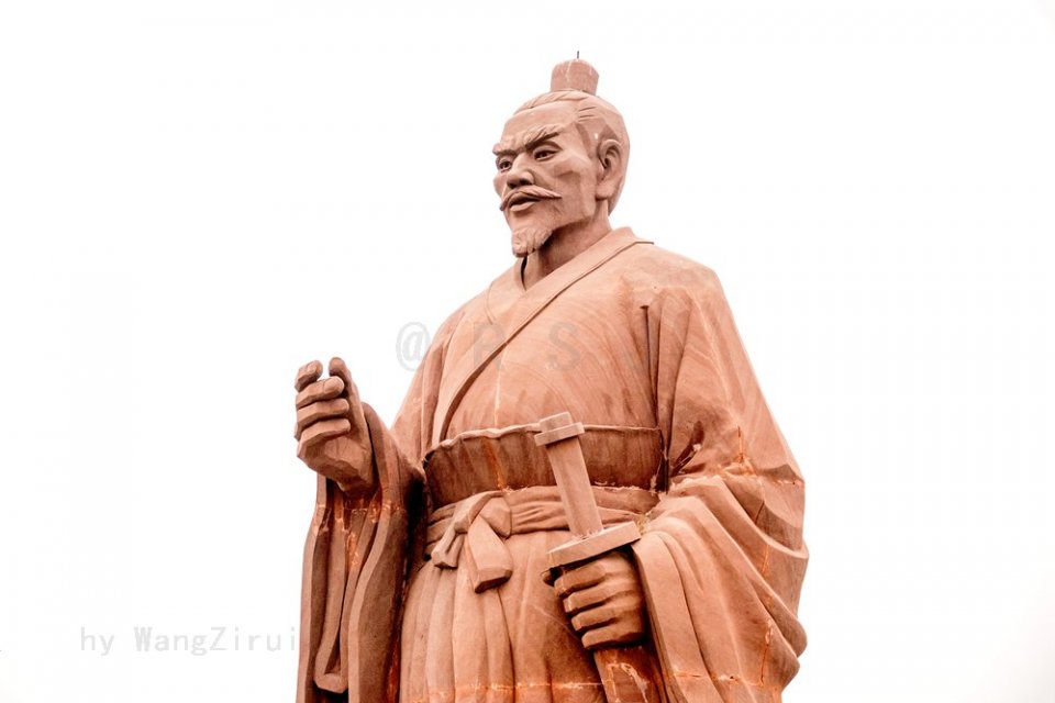 9米142吨重天然红砂岩毛遂像