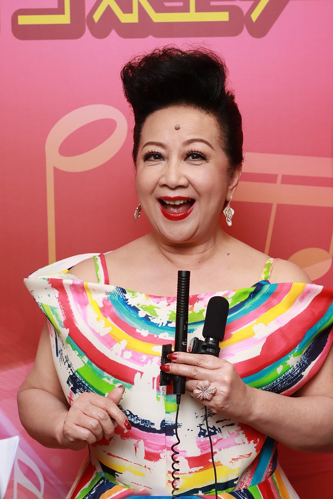 70岁薛家燕真是不服老,学小姑娘将"彩虹糖"穿上身,还挺减龄